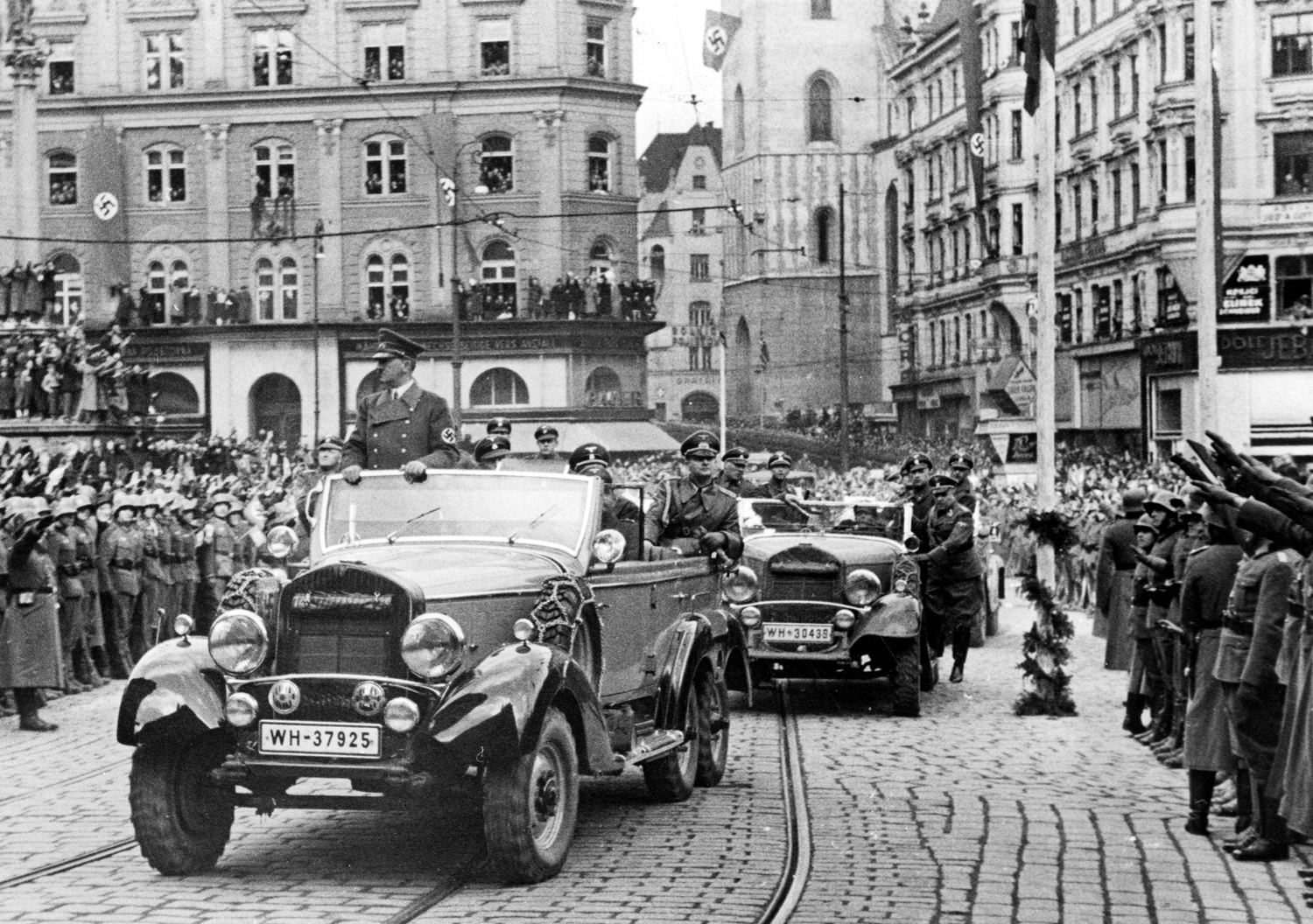 Adolf Hitler crosses the Czech town of Brünn